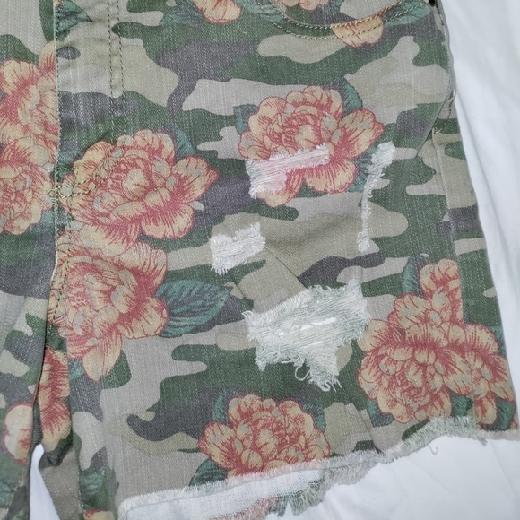 One 5 One | Distressed Camo Floral Jean Shorts Womens Size 12 - Picture 2 of 4